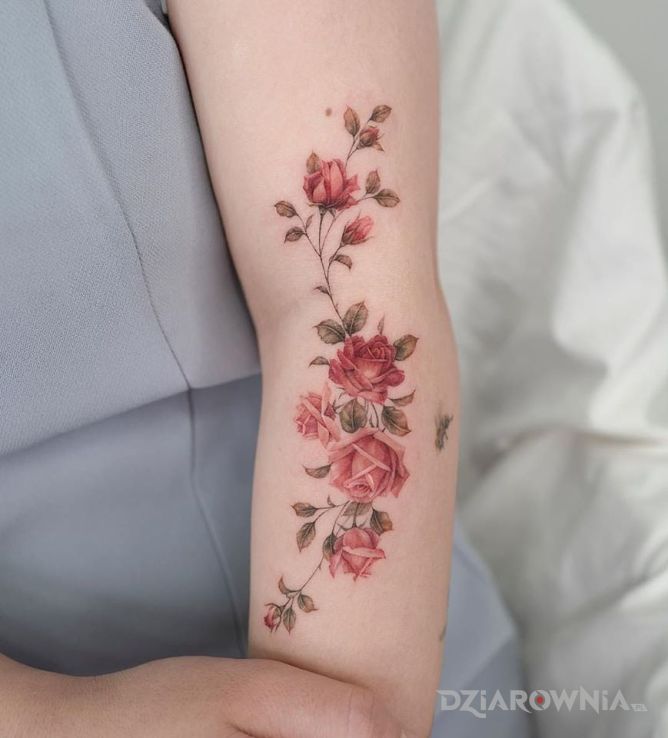 Tatuaż małe różyczki w motywie kolorowe i stylu realistyczne na ramieniu