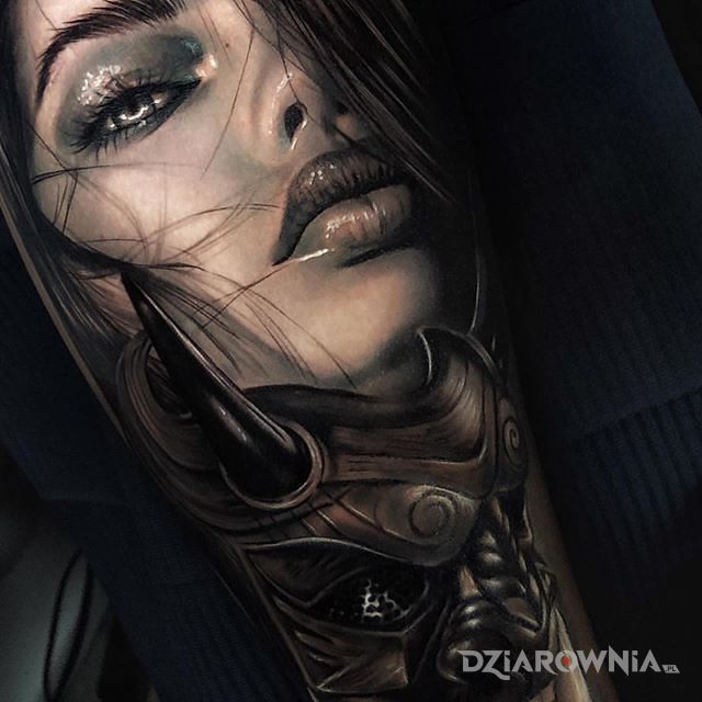 Tatuaż kobieca buzia w motywie twarze i stylu realistyczne na przedramieniu