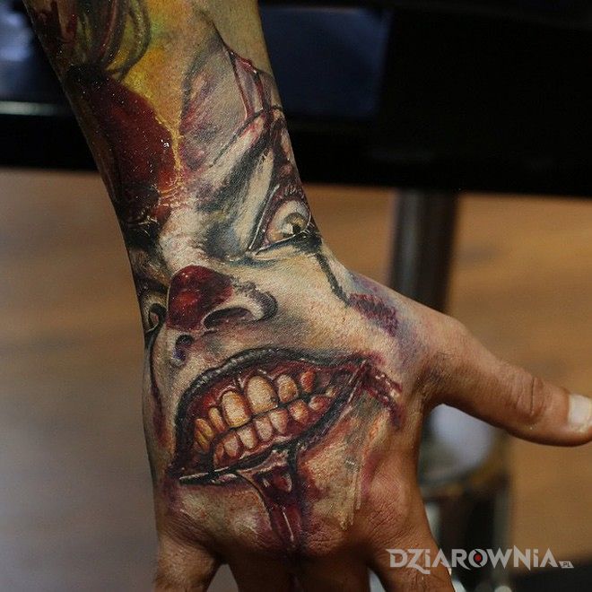Tatuaż clown w motywie postacie na dłoni