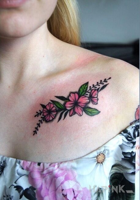 Tattoo Kwiaty in colorful motif and graphic / illustrative style on the collarbone