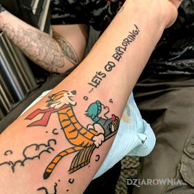 Tatuaż Let's go exploring na przedramieniu motyw: napisy styl: kreskówkowe / komiksowe