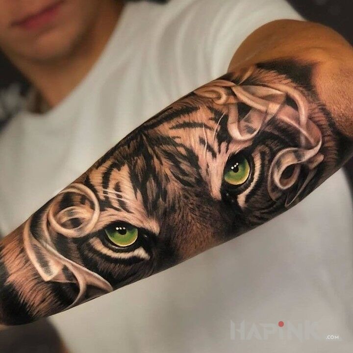 Tattoo Oczy tygrysa in animals motif and realistic style on the forearm