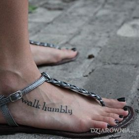 Tatuaż Walk humbly na stopie motyw: napisy styl: kaligrafia