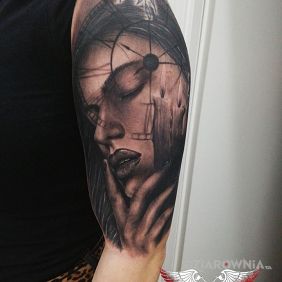 Tatuaż Kobieta na ramieniu motyw: czarno-szare styl: realistyczne