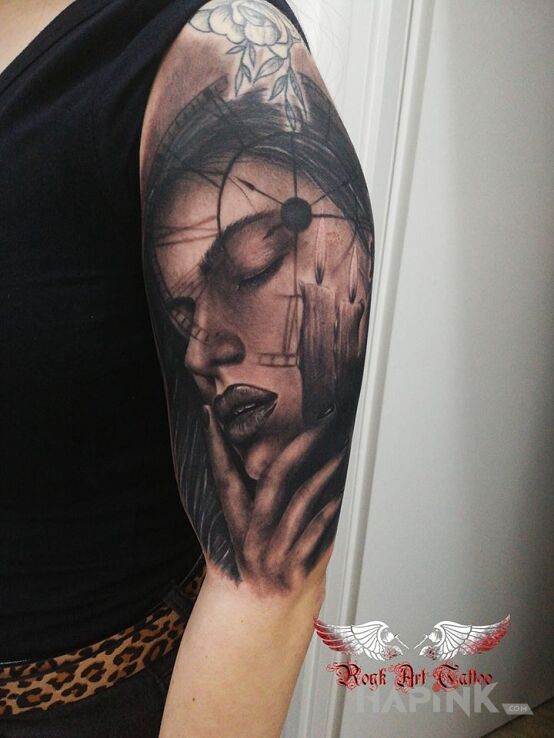 Tattoo Kobieta in faces motif and realistic style on the upper arm