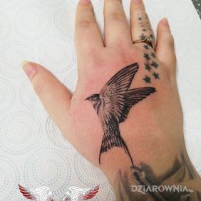 Tatuaż Ptaszek na dłoni motyw: czarno-szare styl: realistyczne