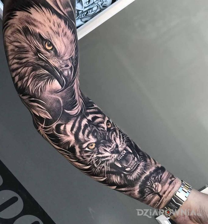 Tatuaż orzeł i tygrys w motywie czarno-szare i stylu realistyczne na ramieniu