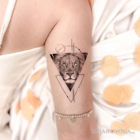 Tatuaż Lew w trójkącie na ramieniu motyw: czarno-szare styl: realistyczne