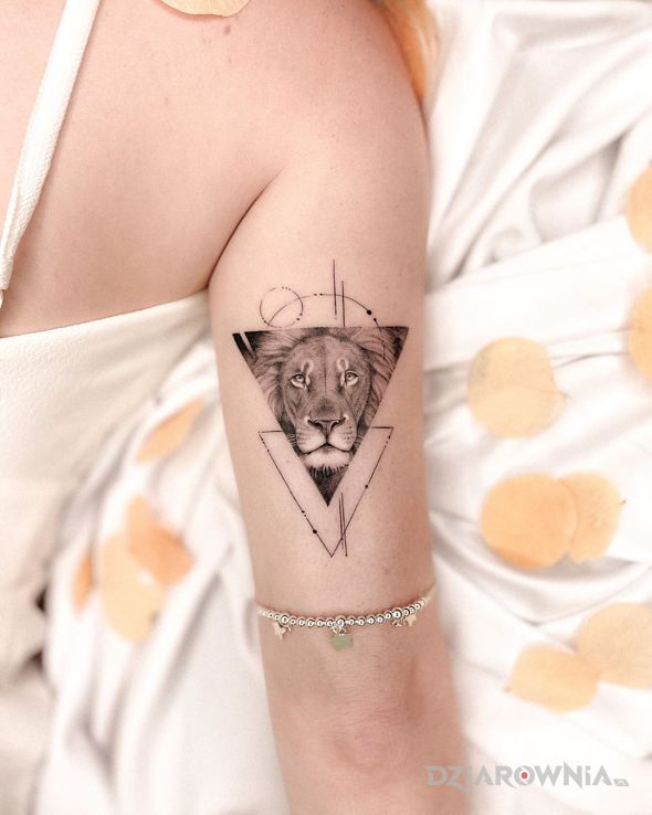 Tatuaż lew w trójkącie w motywie czarno-szare i stylu realistyczne na ramieniu