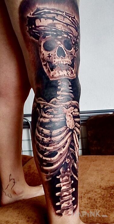 Tattoo Upadły Mesjasz in religious motif and realistic style on the calf