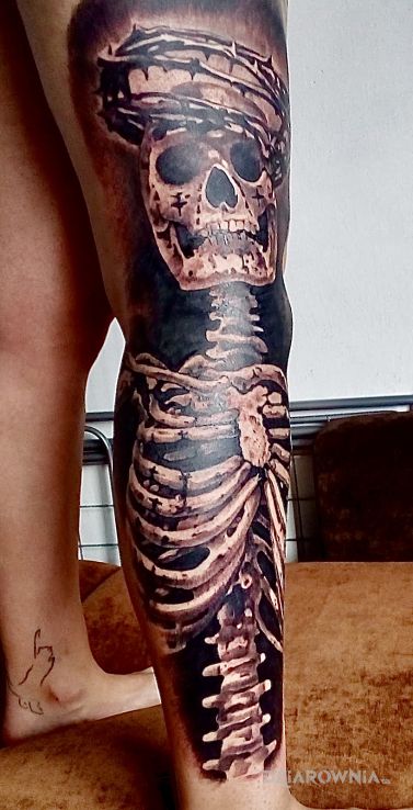 Tatuaż upadły mesjasz w motywie czaszki i stylu realistyczne na nodze