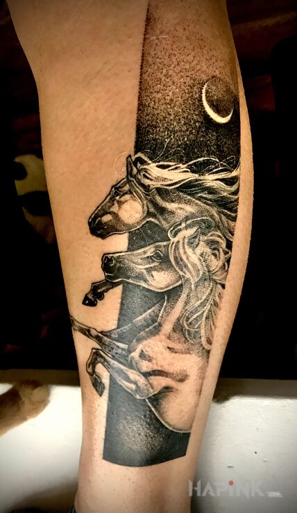 Tattoo Mikrorealizm marzeń in animals motif and dotwork style on the calf