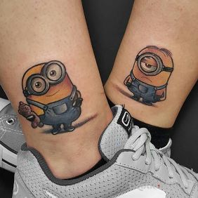 Tatuaż Dwa minionki <333 przy kostce motyw: kolorowe styl: kreskówkowe / komiksowe