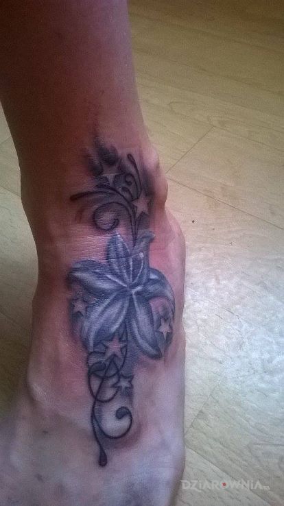 Tatuaż kwiat stopa w motywie kwiaty na stopie
