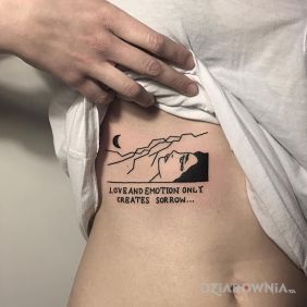 Tatuaż Co tworzy smutek? na żebrach motyw: napisy styl: kontury / linework