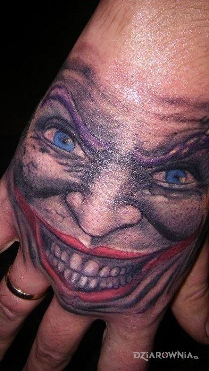 Tatuaż joker w motywie postacie na dłoni