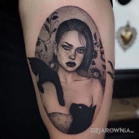 Tatuaż Kocica na ramieniu motyw: twarze styl: realistyczne