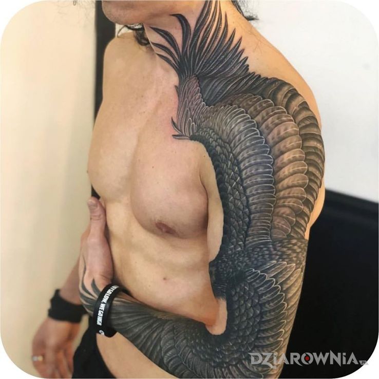 Tatuaż skrzydło d w motywie zwierzęta i stylu realistyczne na szyi