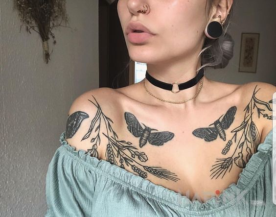 Tattoo Cykady in flowers motif and graphic / illustrative style on the collarbone
