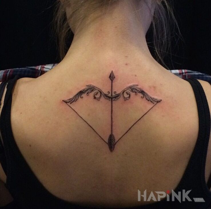 Tattoo Łuk i strzała in black and gray motif and graphic / illustrative style on the back