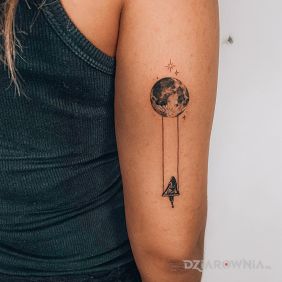Tatuaż Na hustawce :) na ramieniu motyw: kosmos styl: graficzne / ilustracyjne
