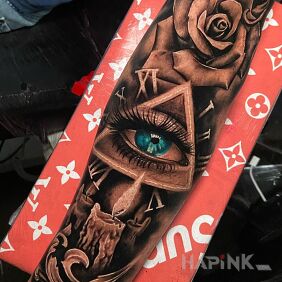 Tattoo Even a nice eye on the forearm motif: black and gray style: realistic