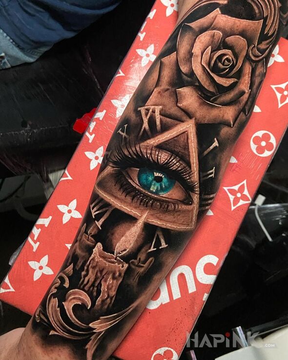 Tattoo Nawet ładne oko in flowers motif and realistic style on the forearm