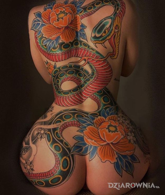 Tatuaż wężyk w motywie kwiaty i stylu japońskie / irezumi na łopatkach