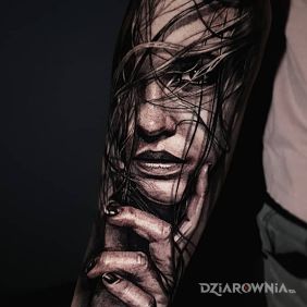Tatuaż Rozczochrana dziewczyna na przedramieniu motyw: 3D styl: realistyczne