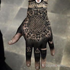 Tatuaż Niespotykana ręka na palcach motyw: czarno-szare styl: dotwork