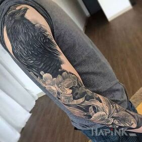 Tattoo Raven watches on the upper arm motif: sleeves style: realistic
