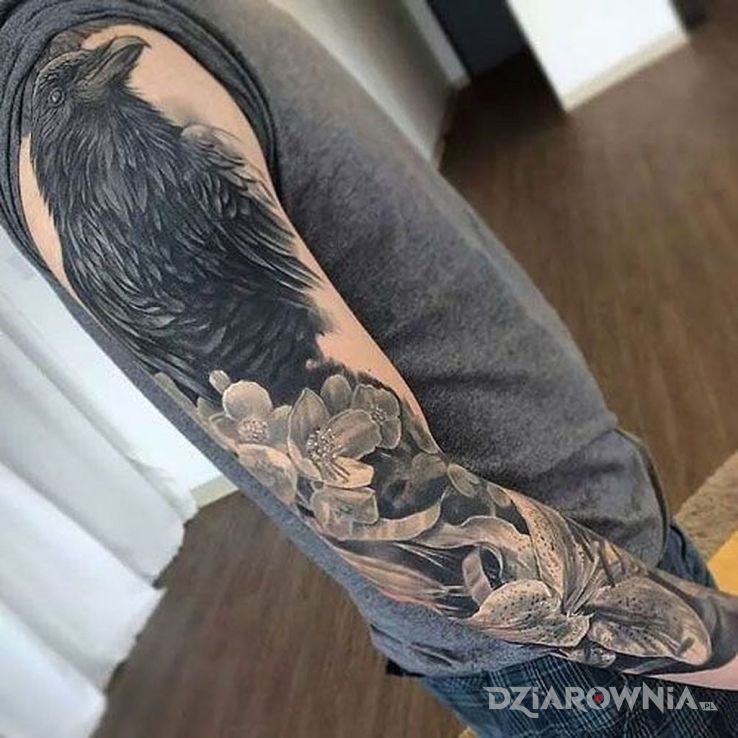 Tatuaż kruk czuwa w motywie zwierzęta i stylu realistyczne na ramieniu