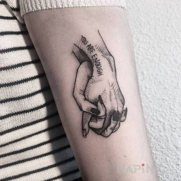 Tattoo I wystarczy in black and gray motif and graphic / illustrative style on the upper arm