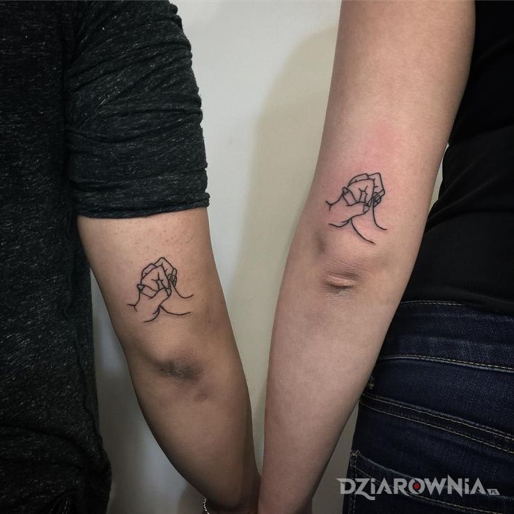 Tatuaż za rączki w motywie miłosne i stylu minimalistyczne na ramieniu