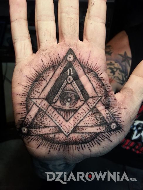 tatuaż oko na dłoni