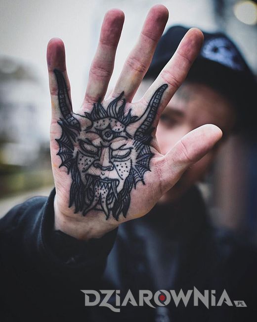 tatuaż oko na dłoni diabeł