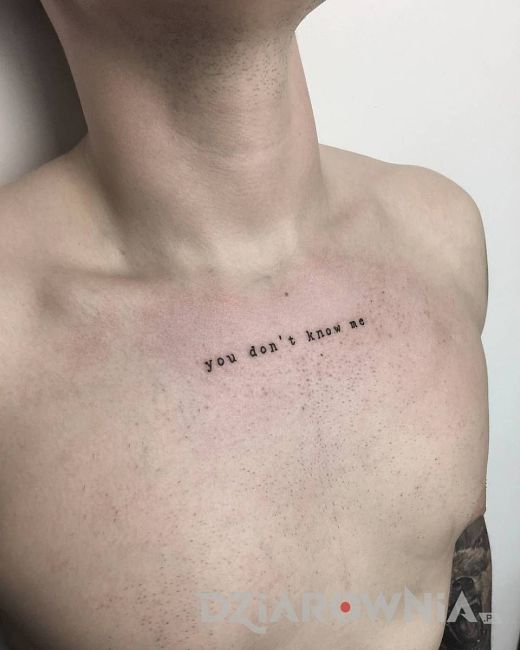 nie znasz mnie tatuaż napis na klatce piersiowej