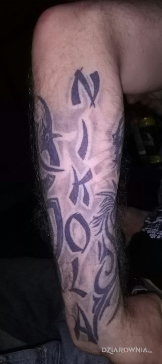 Tatuaż napis w motywie napisy na przedramieniu