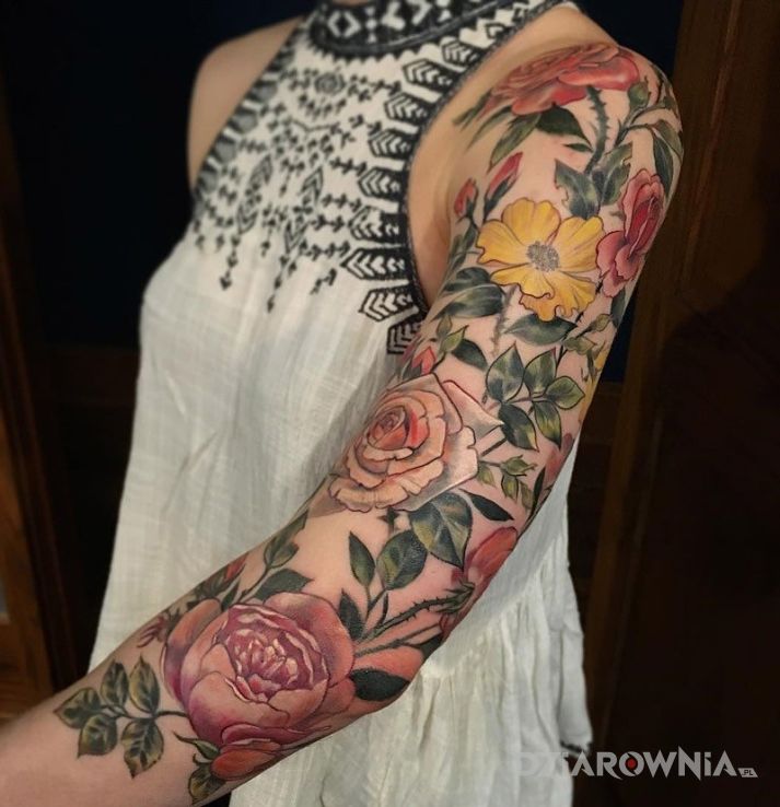 Tatuaż kwiaty w motywie kwiaty na ramieniu