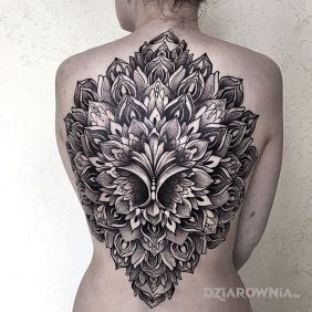 Tatuaż Mandala z efektem 3D na plecach motyw: mandale