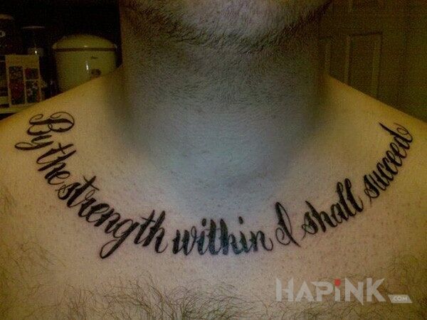 Tattoo Napis też jest spoko in lettering motif on the collarbone