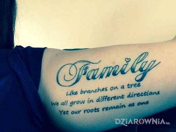 Tatuaż coś o rodzinie w motywie napisy na ramieniu