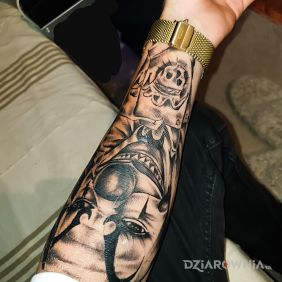 Tatuaż Joker z kartą śmierci na przedramieniu motyw: demony styl: chicano