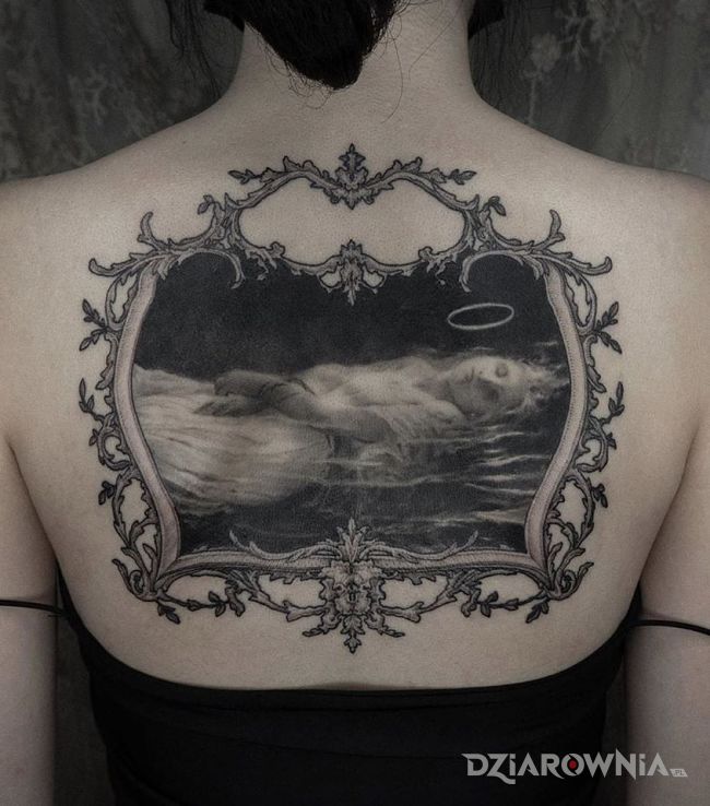 Tatuaż niewiasta w ramie w motywie czarno-szare i stylu graficzne / ilustracyjne na plecach