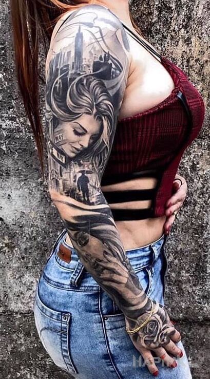 Tattoo Kobieta z portretami in faces motif and realistic style on the hand