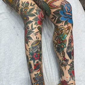 Tattoo American Traditional Tattoo on the leg motif: flowers style: oldschool