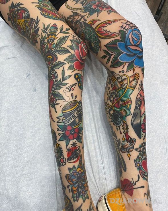 Tatuaż amerykański tradycyjny tatuaż w motywie kolorowe i stylu oldschool na nodze
