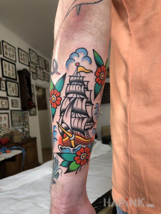 Tattoo Statek / Okręt / Old School / Traditional in flowers motif and oldschool style on the forearm