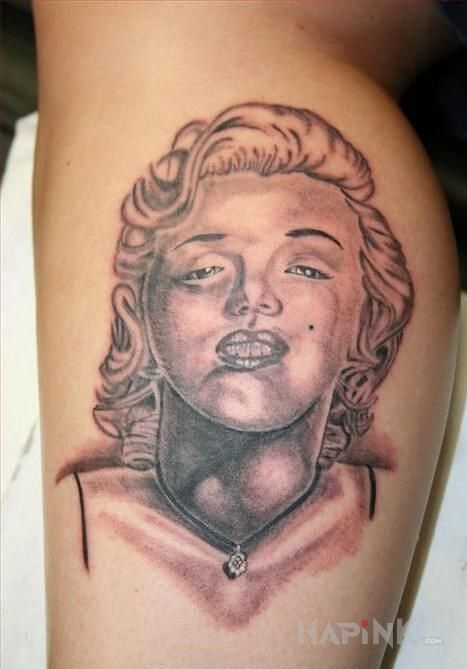 Tattoo Co to za aktorka? in characters motif on the leg