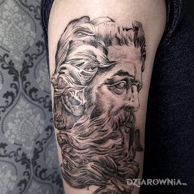 Tatuaż A teraz zeusik na ramieniu motyw: twarze styl: graficzne / ilustracyjne